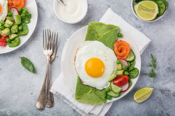 緑のほうれん草卵焼き スモーク サーモンと朝食 野菜クレープ トップ ビュー — ストック写真