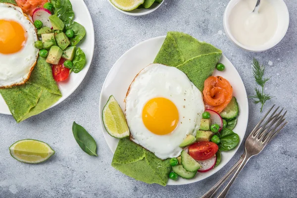 Crepes Espinafre Verde Com Ovos Fritos Salmão Defumado Legumes Para — Fotografia de Stock