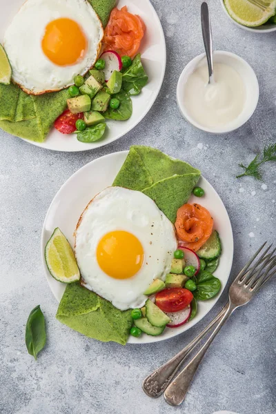 Crepes Espinafre Verde Com Ovos Fritos Salmão Defumado Legumes Para — Fotografia de Stock