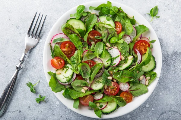 Beyaz Tabakta Üstten Görünüm Taze Sebze Salatası — Stok fotoğraf