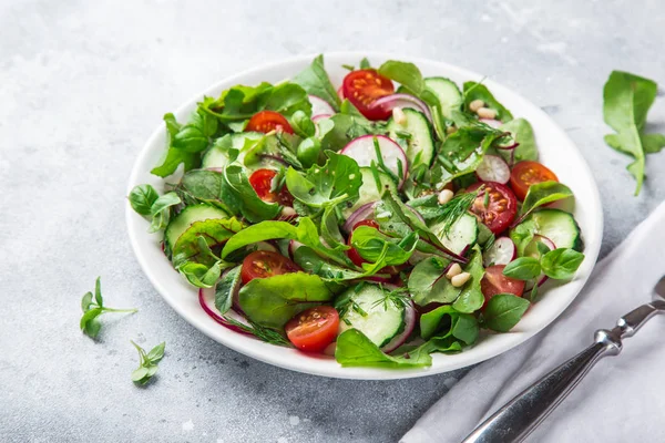 Whiteplate Seçici Odak Üzerinde Taze Sebze Salatası — Stok fotoğraf