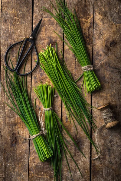 Fresh Chives Wooden Rustic Background Top View — Stock Photo, Image