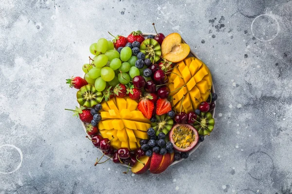 Deliciosos Pratos Frutas Bagas Manga Quivi Morango Uva Cereja Mirtilo — Fotografia de Stock