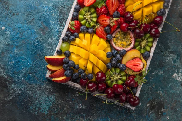 Delicious Fruits Berries Platter Mango Kiwi Strawberry Grape Cherry Blueberry — Stock Photo, Image