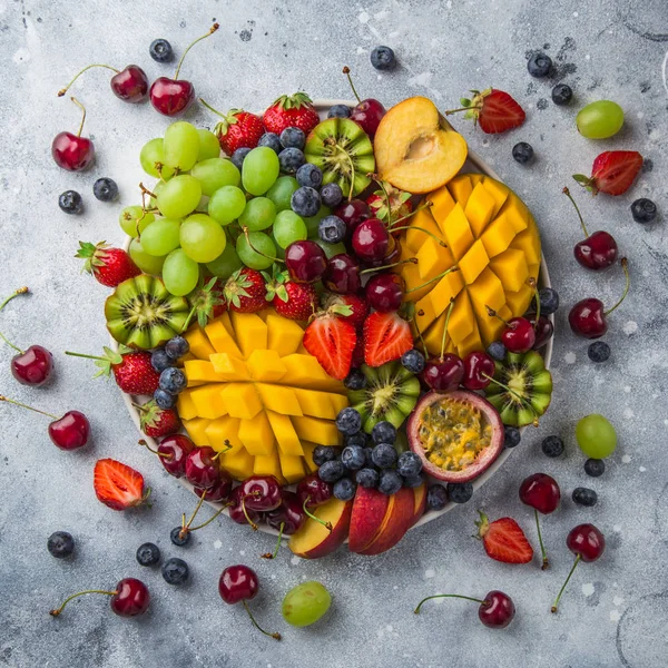 Leckere Früchte Und Beeren Platte Mango Kiwi Erdbeere Traube Kirsche — Stockfoto