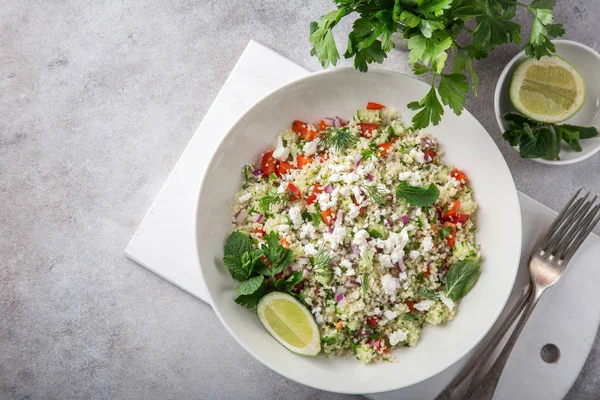 Ensalada Cuscús Verduras Con Queso Feta Tazón Blanco Vista Superior —  Fotos de Stock