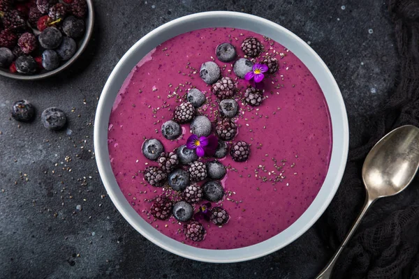 美味的蓝莓冰鲜碗冻浆果 健康的素食生食 顶部视图 — 图库照片