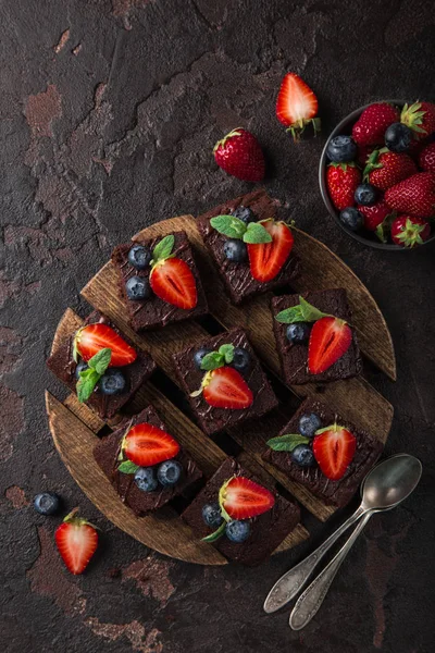 Schokoladenbrownies Mit Frischen Erdbeeren Und Blaubeeren Auf Dunklem Hintergrund Draufsicht — Stockfoto