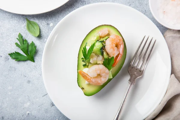 Avocado Gefüllt Mit Garnelensalat Auf Weißem Teller Von Oben — Stockfoto