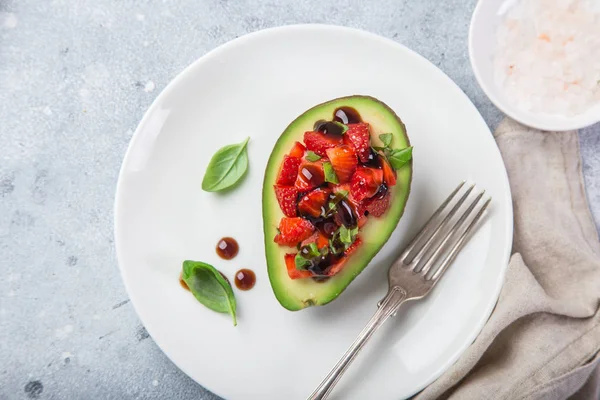 Avocado Gevuld Met Verse Aardbei Basilicum Balsamico Saus Witte Plaat — Stockfoto