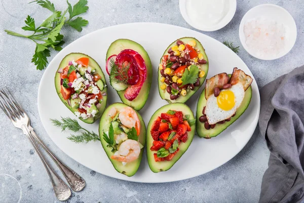 Olika Uppstoppade Avocado Vit Platta Ovanifrån — Stockfoto