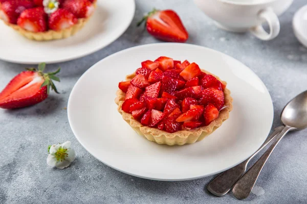 Torte Mit Frischen Erdbeeren Auf Weißem Teller Selektiver Fokus — Stockfoto