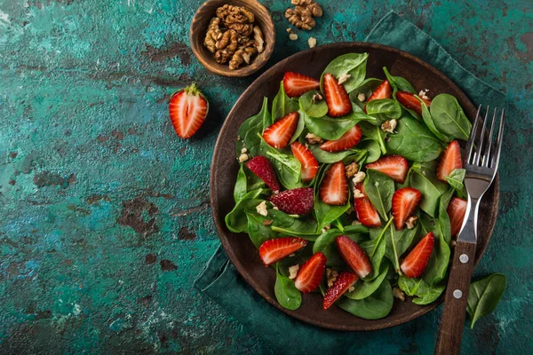 Çilek Yeşil Arka Plan Ispanak Fındık Salata Üstten Görünüm — Stok fotoğraf