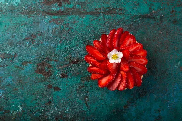 Strawberry Tartlet Green Background Top View Copy Space — Stock Photo, Image