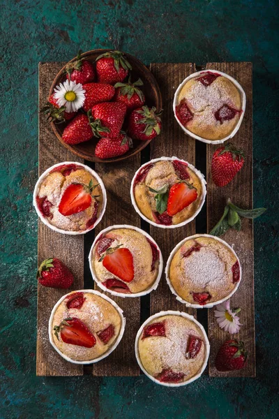 Erdbeer Cupcakes Mit Frischen Beeren Auf Holztablett Grüner Hintergrund Draufsicht — Stockfoto