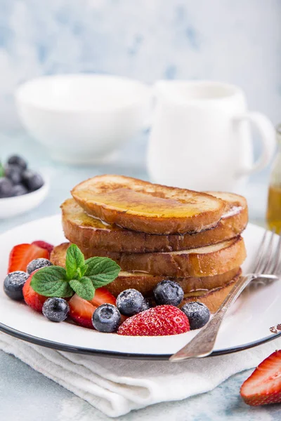 Pilha Torradas Francesas Com Bagas Frescas Mel Para Café Manhã — Fotografia de Stock