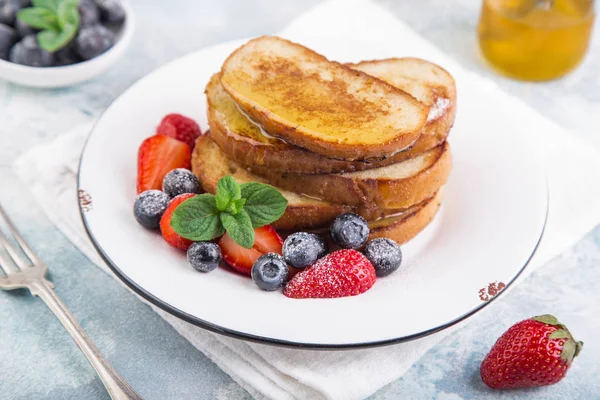 スタックはフランスの新鮮な果実とトーストと朝食 選択と集中のための蜂蜜 — ストック写真