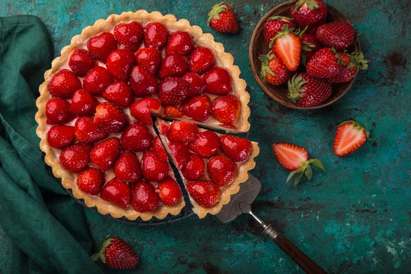 Slice Delicious Strawberry Tart Green Background Top View — Stock Photo, Image