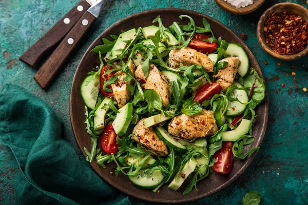 Pollo Arrosto Avocado Pomodoro Insalata Cetrioli Rucola Vista Dall Alto — Foto Stock