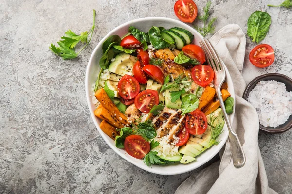 Sallad Med Grillad Kyckling Avocado Mina Potatis Tomat Gurka Couscous — Stockfoto