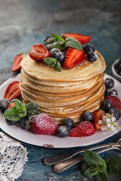 Pancakes Served Fresh Berries Dark Background — Stock Photo, Image