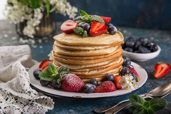 Tortitas Servidas Con Bayas Frescas Fondo Oscuro — Foto de Stock