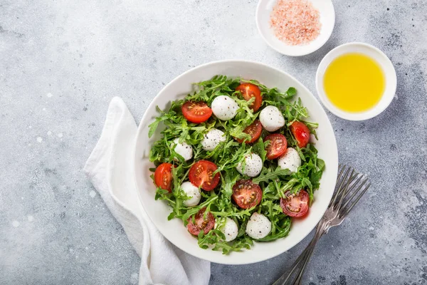 Salada Mozarella Tomate Arugula Taça Whute — Fotografia de Stock