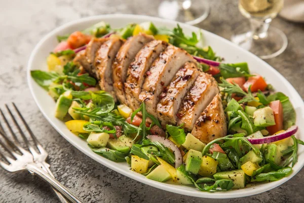 Peito Frango Grelhado Com Salada Legumes Foco Seletivo — Fotografia de Stock