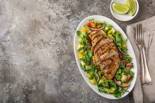 Peito Frango Grelhado Com Salada Legumes Vista Superior Espaço Cópia — Fotografia de Stock