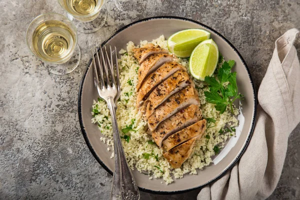 Pechuga Pollo Parrilla Con Cuscús Hierbas Vista Superior — Foto de Stock