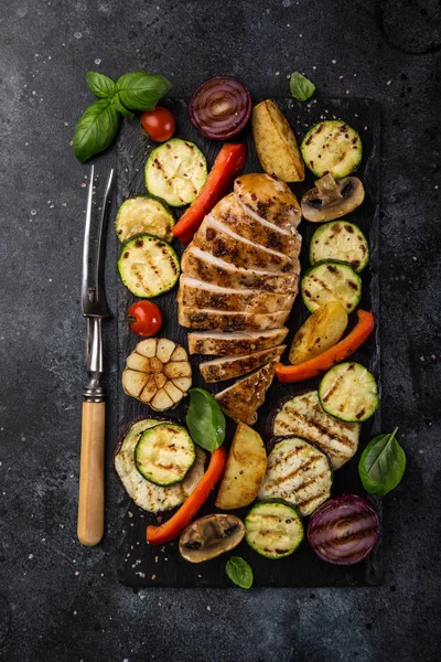 グリルした鶏の胸肉と季節野菜の暗い背景 トップ ビュー — ストック写真