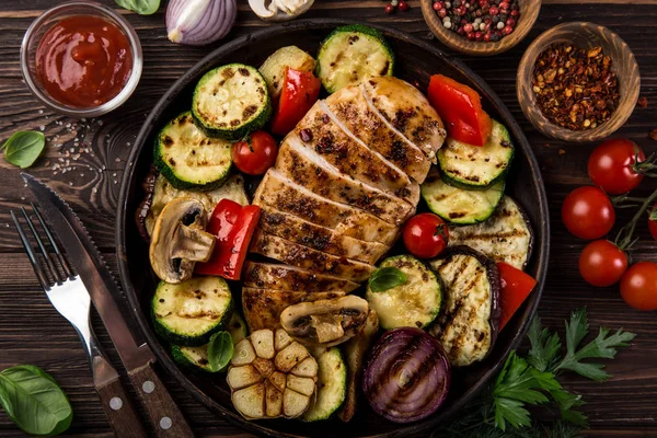 Pechuga Pollo Parrilla Verduras Sobre Fondo Oscuro Vista Superior — Foto de Stock