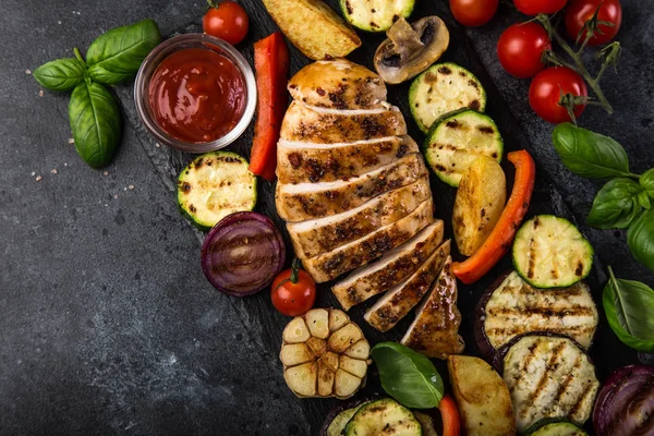 グリルした鶏の胸肉と季節野菜の暗い背景 トップ ビュー — ストック写真