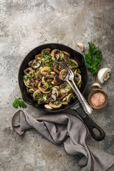 Gebratene Champignon Pilze Auf Gusseiserner Pfanne Von Oben — Stockfoto