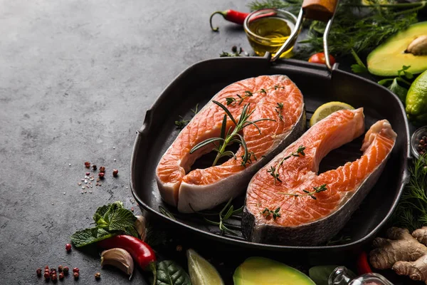 Fresh Raw Salmon Steaks Grill Pan Ready Cooking Top View — Stock Photo, Image
