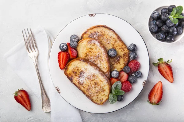 French Toasts Mit Frischen Beeren Zum Frühstück Draufsicht Weißer Hintergrund — Stockfoto