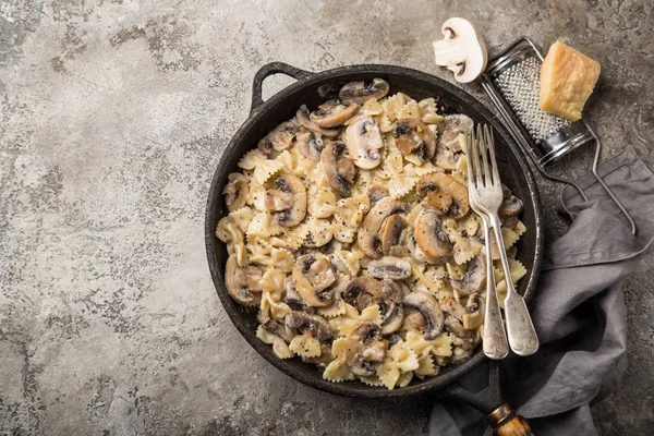 Farfalle Pâtes Aux Champignons Champignon Sauce Crémeuse Ail Sur Casserole — Photo