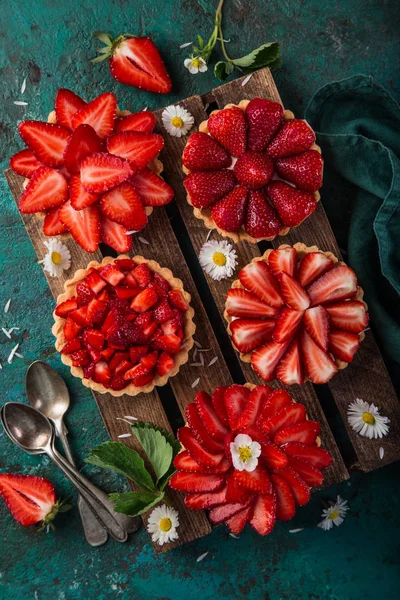 Strawberry Tarts Green Background Top View — Stock Photo, Image