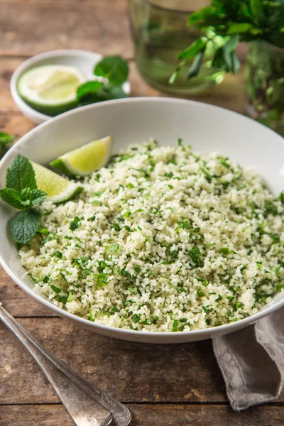 Couscous Avec Citron Herbes Dans Bol Blanc Fond Bois Vue — Photo