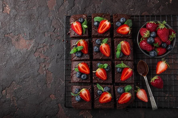 Schokoladenbrownies Mit Frischen Erdbeeren Und Blaubeeren Auf Dunklem Hintergrund Draufsicht — Stockfoto