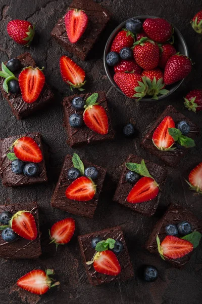 Chocolate Brownies Fresh Strawberry Blueberry Dark Background Top View — Stock Photo, Image