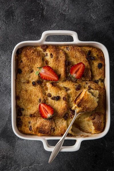 Bread Butter Pudding Raisins Fresh Strawberry White Baking Dish Top — Stock Photo, Image