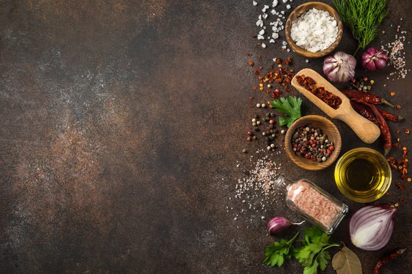 Verschillende Kruiden Specerijen Donkere Achtergrond Koken Concept Bovenaanzicht Kopie Ruimte — Stockfoto