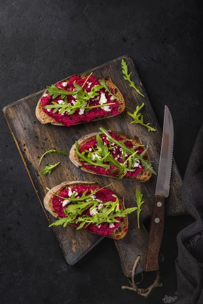 Tostadas Con Hummus Remolacha Queso Feta Rúcula Tabla Cortar Vista — Foto de Stock