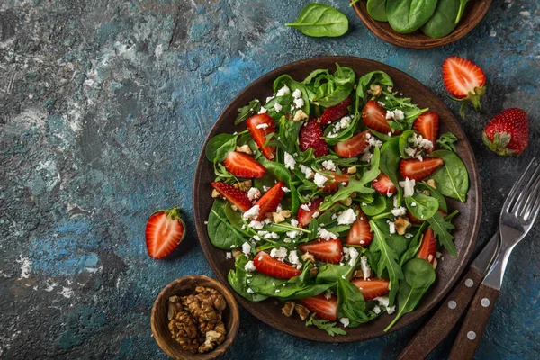 Insalata Fragole Spinaci Rucola Formaggio Feta Vista Dall Alto — Foto Stock