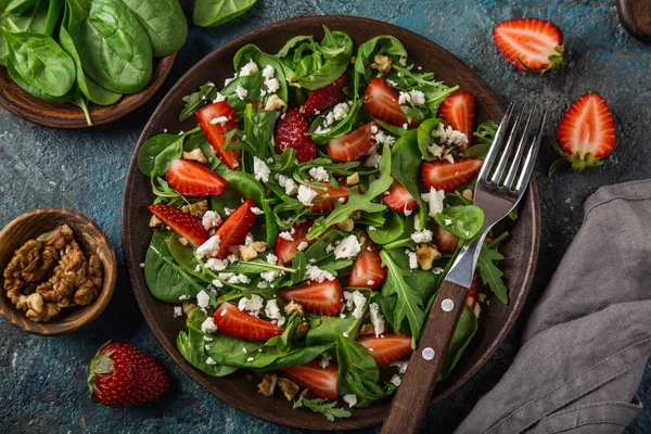 Jordgubb Spenat Rucola Och Feta Ost Sallad Ovanifrån — Stockfoto