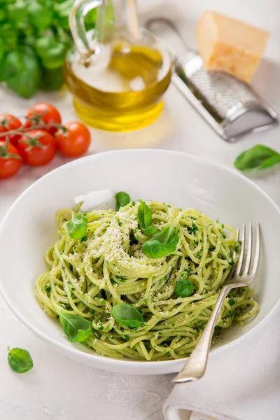 Pasta Spaghetti Pesto Basilico Parmigiano Ciotola Bianca Attenzione Selettiva — Foto Stock
