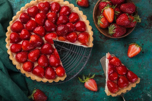 Tranche Tarte Aux Fraises Délicieuse Sur Fond Vert Vue Dessus — Photo