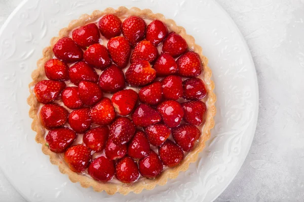 Tartă Delicioasă Căpșuni Fundal Alb Vedere Sus — Fotografie, imagine de stoc