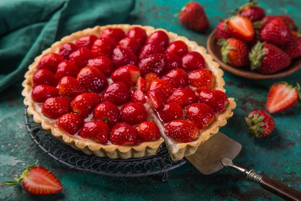 Slice Delicious Strawberry Tart Green Background Selective Focus — Stock Photo, Image